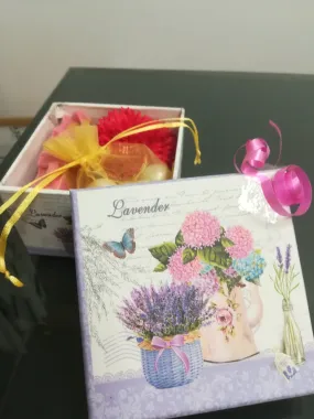 Caja Lavanda con perlas/jabon y clavel rojo