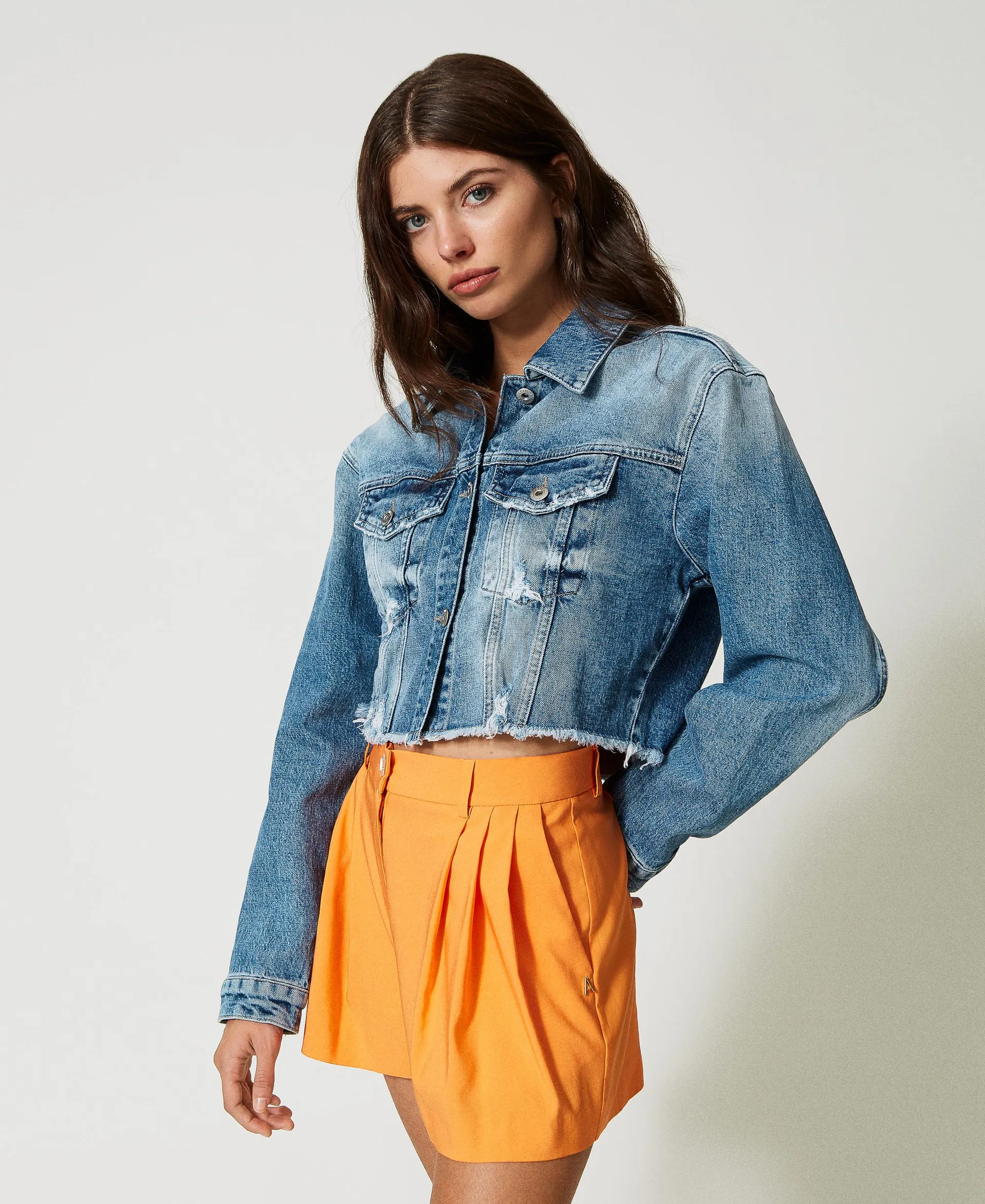 Pantalones cortos de tejido técnico con pliegues