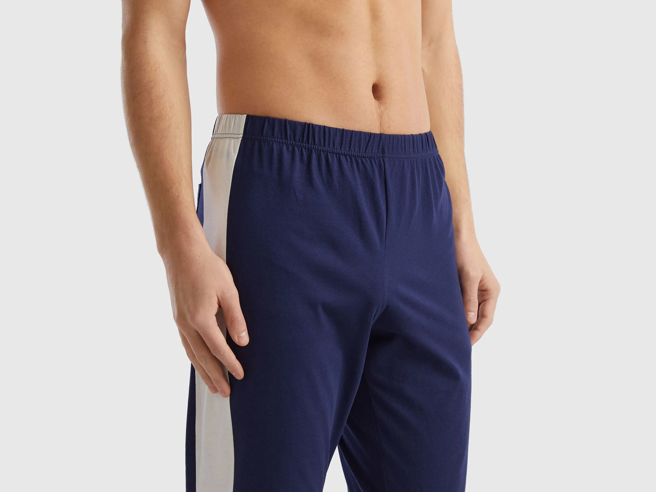 Pijama con bandas laterales