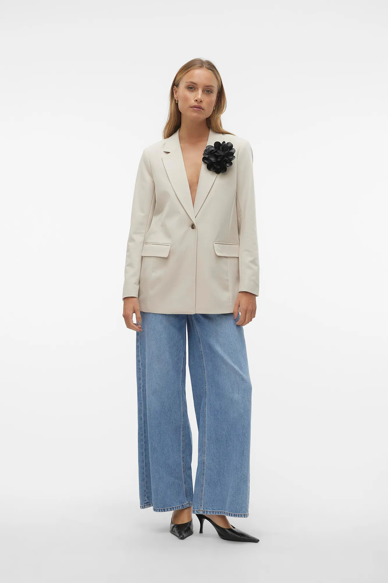 Vero Moda Blazer con detalle de flor