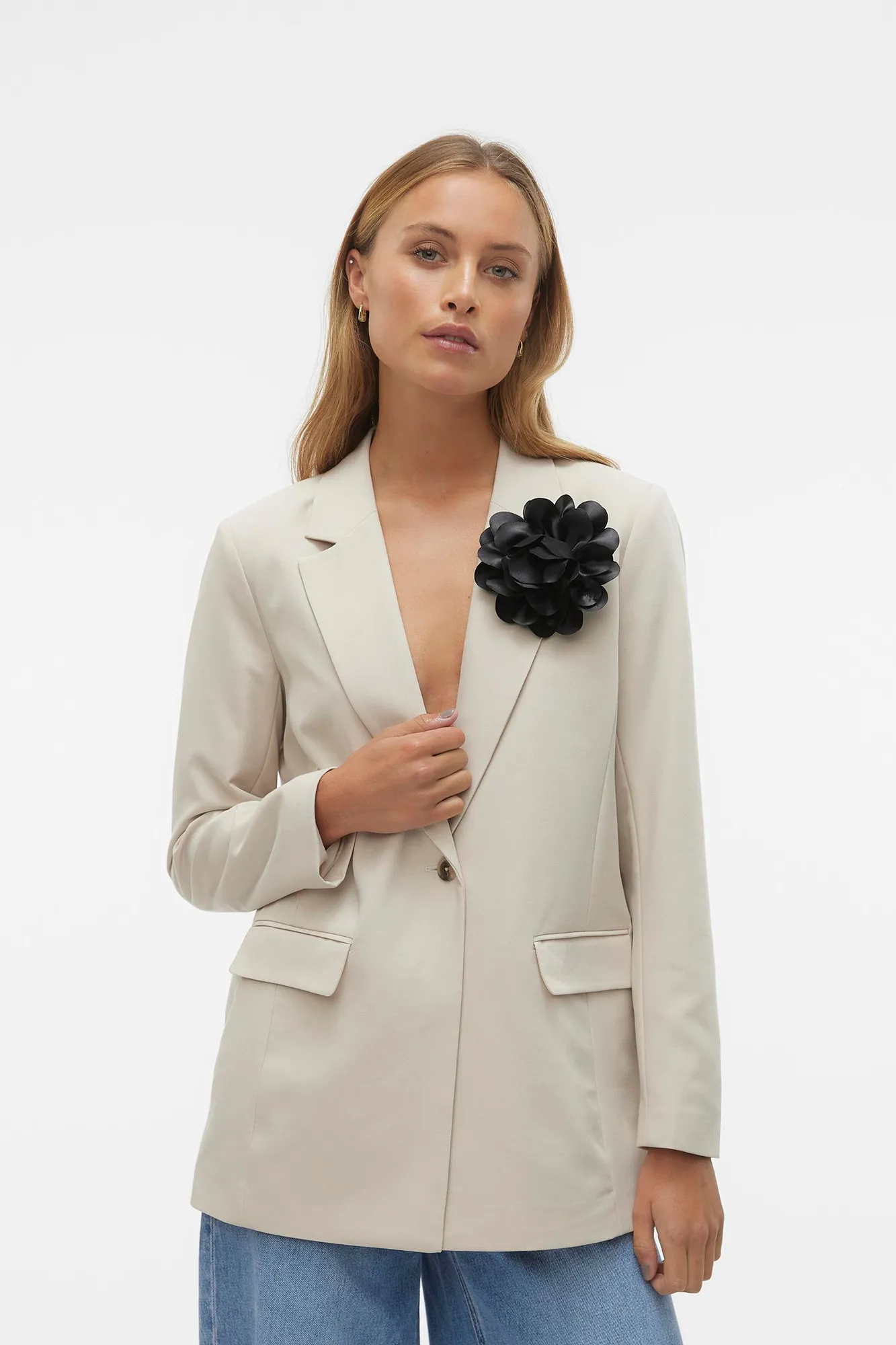 Vero Moda Blazer con detalle de flor