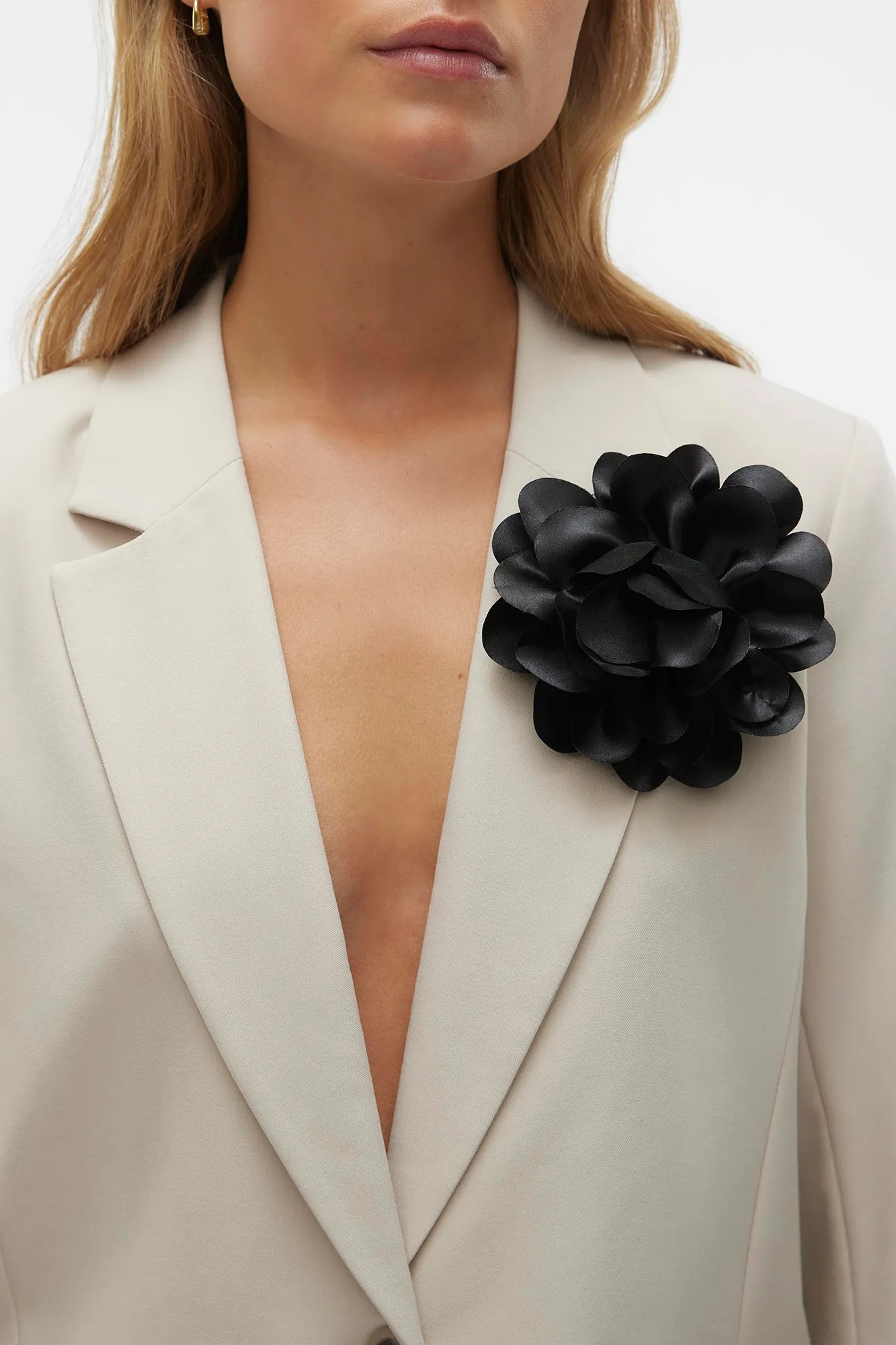 Vero Moda Blazer con detalle de flor